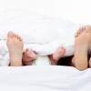 niños en la cama matrimonial